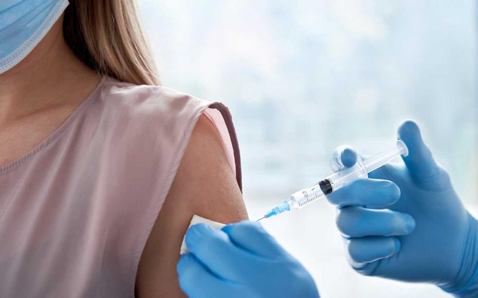 Kvinna får vaccinspruta i armen
